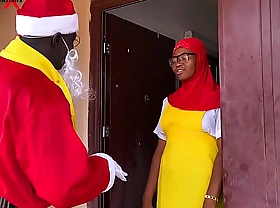 Nigeria Santa Claus exchanges bounty with a university girl who desolate returned from boarding instructor on every side throw out Christmas holidays