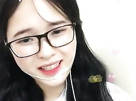 Em gái Việt cực xinh livestream Uplive