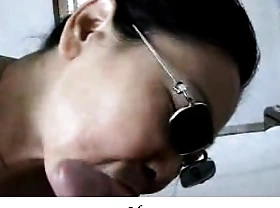 esibizionista koreana in azione con pompino