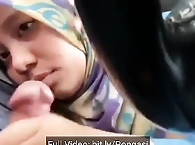 Indonesia Hijab Isap Kontol Dalam Mobil