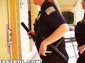 ĐEN Watchman - Không hấp dẫn Cảnh sát Với Lớn Tits Cưỡi Lớn Đen Tải của Dped Bật Một chướng ngại vật Công việc