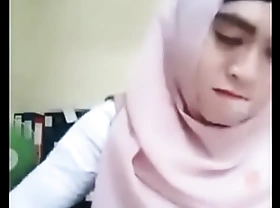 Cewek indon tudung tayang tetek